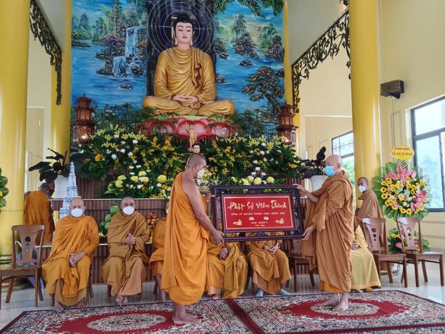 Trao quà lưu niệm