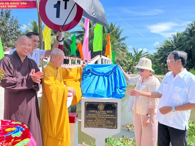 Cây cầu bê-tông số 50 do Phật tử Nguyên Thọ và bà con đóng góp ngày công - Ảnh: LB Cây cầu bê-tông số 50 do Phật tử Nguyên Thọ và bà con đóng góp ngày công - Ảnh: LB