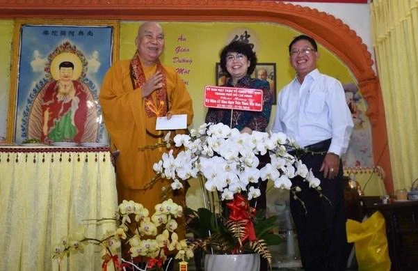 Bà Tô Thị Bích Châu, Chủ tịch Ủy ban MTTQVN TP.HCM thăm Hòa thượng Thích Thanh Sơn nhân ngày Thầy thuốc Việt Nam - Ảnh T.Đồng Phước