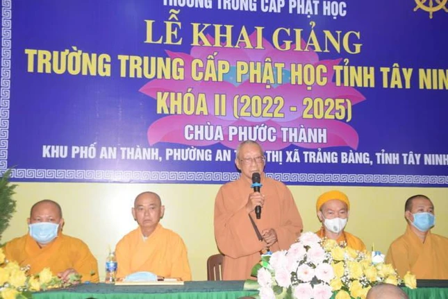 Hòa thượng Thích Huệ Tâm đã tán thán và sách tấn các Tăng Ni sinh