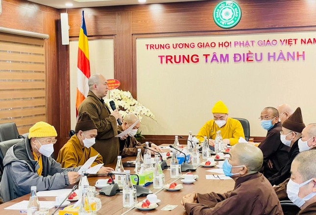 Thượng tọa Thích Đức Thiện tại buổi họp Ban Thường trực Hội đồng Trị sự - Ảnh: TMQ