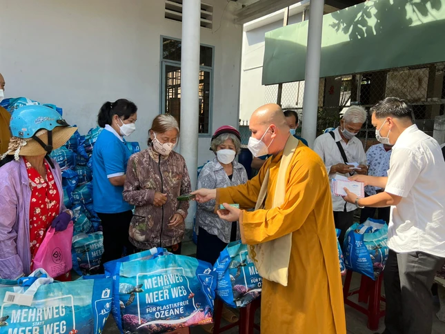 Đại đức Thích Nguyên Thông trao quà đến các hoàn cảnh khó khăn