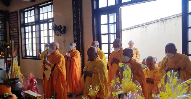 Chư tôn giáo phẩm Phật giáo tỉnh Bình Thuận thành kính dâng hương tưởng niệm Hòa thượng Thích Chơn Thành