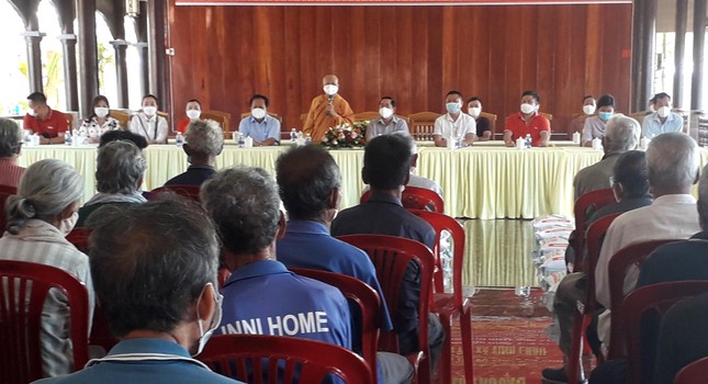 Sư cô Thích nữ Như Liên, trụ trì tịnh xá Ngọc Châu Như chia sẻ với bà con khó khăn