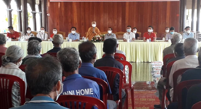 Sư cô Thích nữ Như Liên, trụ trì tịnh xá Ngọc Châu Như chia sẻ với bà con khó khăn