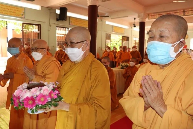 Chư Ni Hệ phái Khất sĩ dâng hoa tưởng niệm Đức Tổ sư Minh Đăng Quang