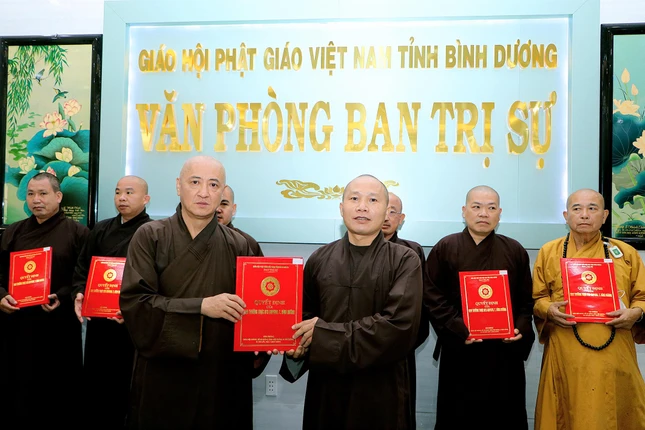 Hòa thượng Thích Huệ Thông trao quyết định đến các ban chuyên môn trực thuộc Hòa thượng Thích Huệ Thông trao quyết định đến các ban chuyên môn trực thuộc
