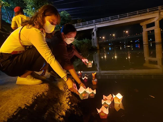 Thả hoa đăng trên sông Ly Ly cầu nguyện an lành