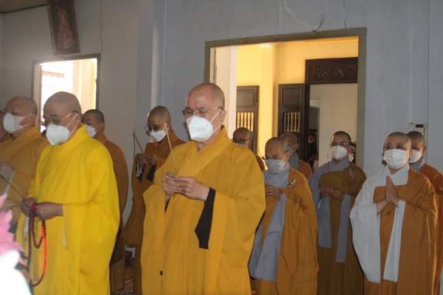 Chư tôn đức niêm hương tưởng niệm Ni trưởng Thích nữ Đạt Hương