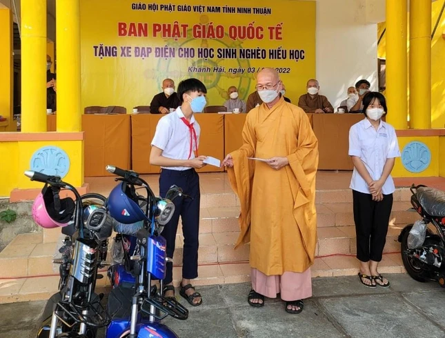 Thượng tọa Thích Tâm Ngọc trao học bổng cho học sinh hiếu học