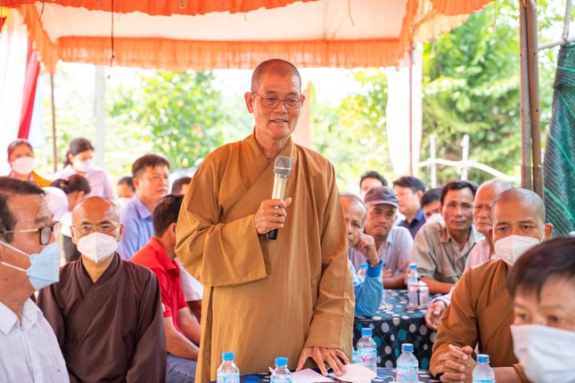 Thượng tọa Thích Lệ Tấn phát biểu với bà con địa phương tại lễ động thổ Thượng tọa Thích Lệ Tấn phát biểu với bà con địa phương tại lễ động thổ