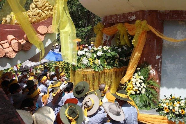 Kim quan Hòa thượng nhập bảo tháp tại khuôn viên chùa Linh Sơn