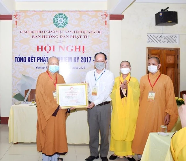 Thượng tọa Thích Quảng Thiện nhận Bằng khen của lãnh đạo Ủy ban MTTQVN tỉnh