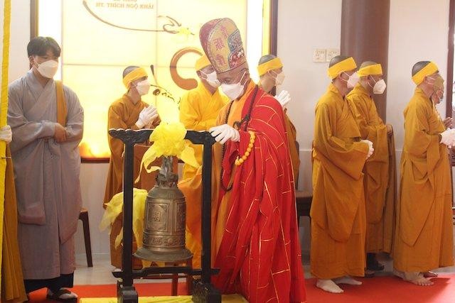 Phụng tống kim quan cố Hòa thượng Thích Ngộ Khải rời Giác linh đường