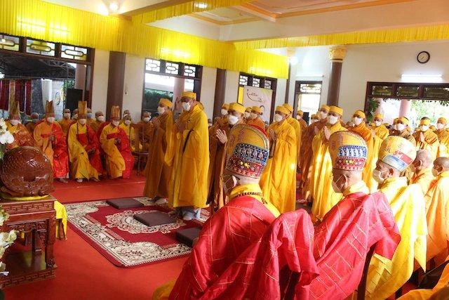 Dâng nén tâm hương tiễn biệt và cầu nguyện cho Giác linh Hòa thượng