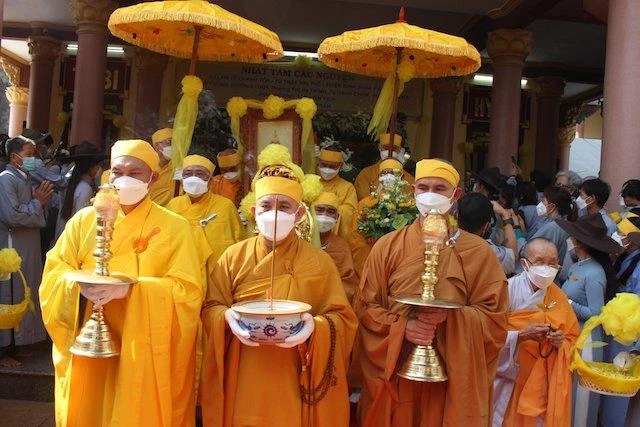 Môn đồ pháp quyến cung thỉnh bát hương, di ảnh, y bát rời Giác linh đường