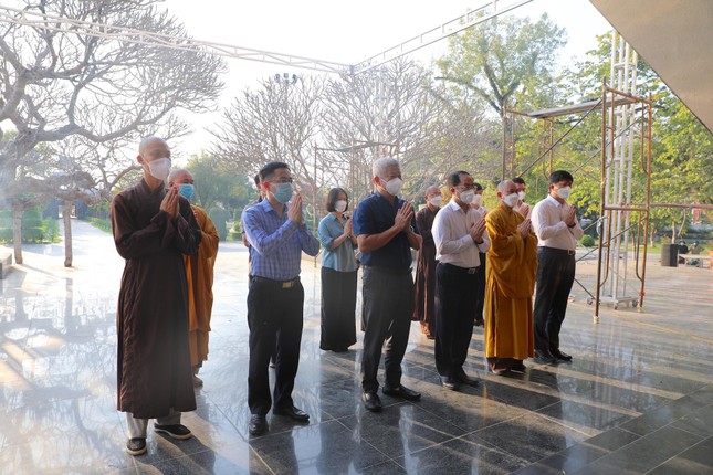 Đoàn thắp hương các anh hùng Liệt sỹ tại Nghĩa trang Liệt sỹ Quốc gia A1