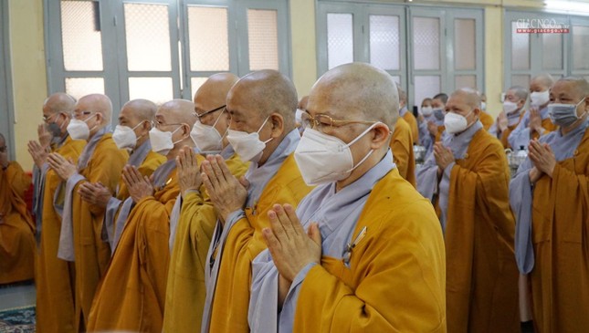 Chư Ni thành kính dâng nén tâm hương tưởng niệm Đức Thánh Tổ Ni, tưởng niệm chư N tiền bối Phật giáo VN đã viên tịch qua các thời kỳ