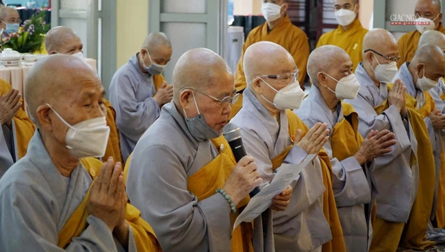 Ni trưởng Thích nữ Từ Nhẫn nêu đôi nét hành trạng cao quý, dâng lời tưởng niệm Đức Thánh Tổ Ni Đại Ái Đạo