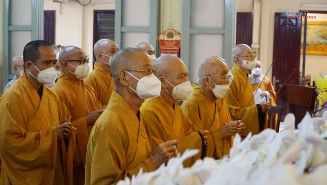 Chư tôn đức niêm hương tưởng niệm