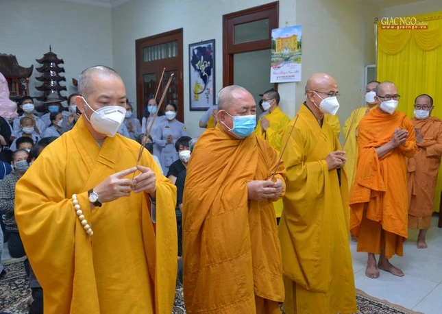 Chư tôn đức niêm hương tưởng niệm