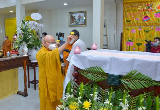 Thượng tọa Thích Thiện Quý sái tịnh kim quan