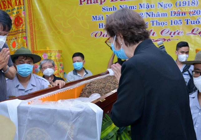 Nhìn người thân lần cuối