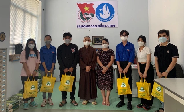 Đại đức Thích Minh Lộc cùng với lãnh đạo trường trao quà cho sinh viên