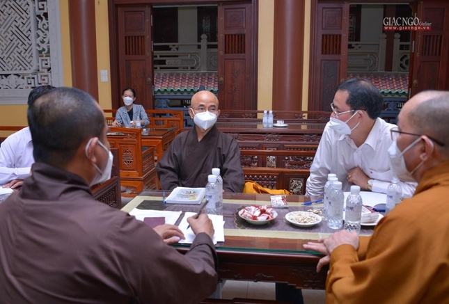 Thượng tọa Thích Thiện Quý thảo luận công tác tổ chức lễ tang