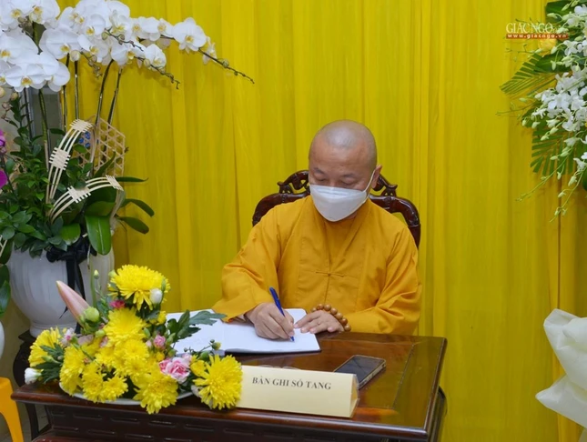 Thượng tọa Thích Nhật Từ ghi sổ tang lưu niệm