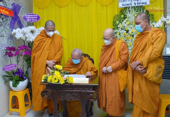 Thượng tọa Thích Minh Hóa viết sổ tang lưu niệm