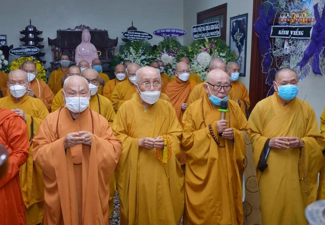 Chư tôn đức Hội đồng Chứng minh, Hội đồng Trị sự niêm hương tưởng niệm cư sĩ Tống Hồ Cầm