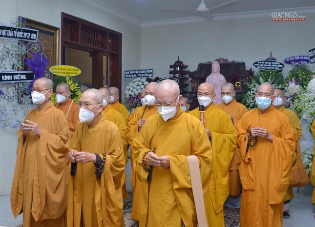 Chư tôn đức Ban Thường trực Ban Trị sự GHPGVN TP.HCM, các ban chuyên môn viếng tang