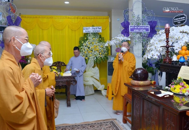 Thể hiện đạo tình với cư sĩ Tống Hồ Cầm, gia quyến