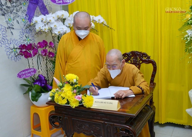 Hòa thượng Thích Thiện Đức viết sổ tang lưu niệm