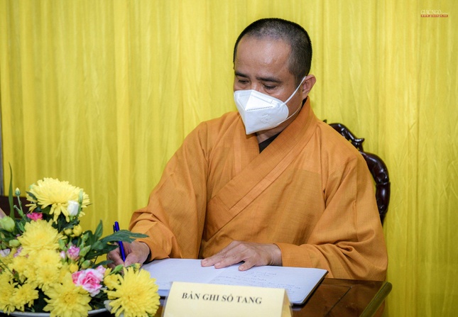 Thượng tọa Thích Tâm Hải viết sổ tang phân ưu cùng gia quyến Thượng tọa Thích Tâm Hải viết sổ tang phân ưu cùng gia quyến