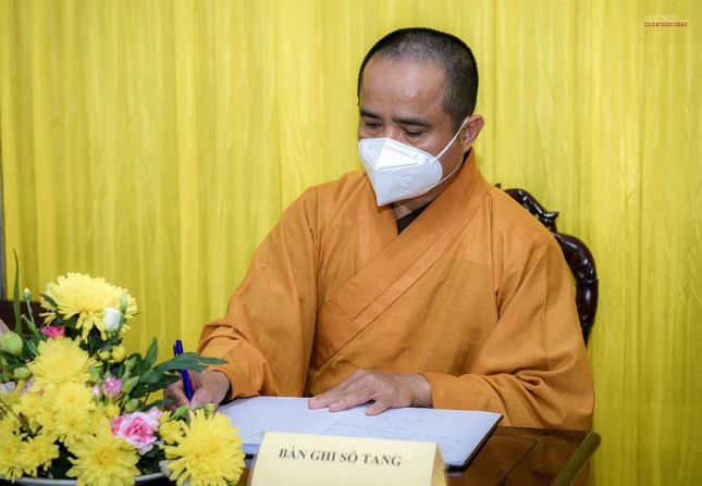 Thượng tọa Thích Tâm Hải viết sổ tang phân ưu cùng gia quyến