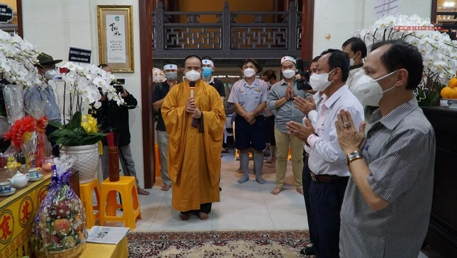 Đoàn Ban Tôn giáo Chính phủ cầu nguyện trước Linh đài cư sĩ Tống Hồ Cầm