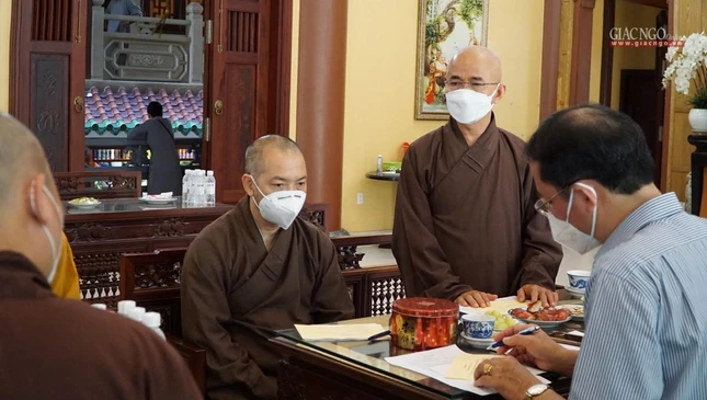 Thượng tọa Thích Thiện Quý phát biểu tại buổi họp