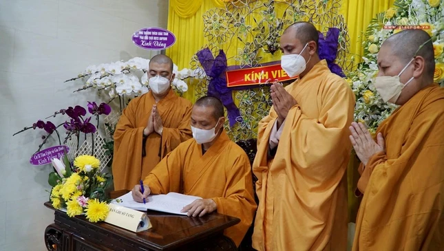 Thượng tọa Thích Trí Chơn viết sổ tang lưu niệm