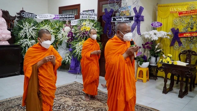 Hòa thượng Danh Lung cùng chư Tăng chùa Candaransi niêm hương tưởng niệm