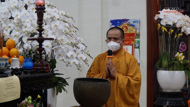 Thượng tọa Thích Tâm Hải thay mặt Ban Tổ chức niệm ân đoàn Ban Văn hóa Phật giáo TP.HCM đến viếng tang cư sĩ Tống Hồ Cầm