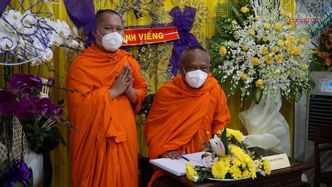 Hòa thượng Danh Lung viết sổ tang lưu niệm