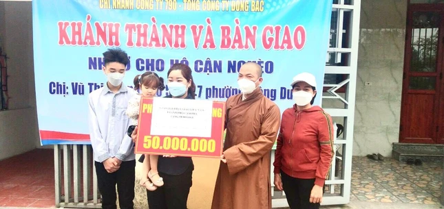 Ban Trị sự Phật giáo TP.Cẩm Phả bàn giao nhà đại đoàn kết đến gia đình bà Nhung