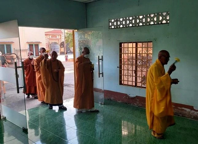 Chư tôn đức sái tịnh văn phòng cầu nguyện công trình sớm hoàn thành Chư tôn đức sái tịnh văn phòng cầu nguyện công trình sớm hoàn thành