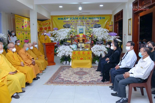 Chư tôn đức chứng minh, đại diện các cơ quan TP.HCM tham dự lễ truy điệu