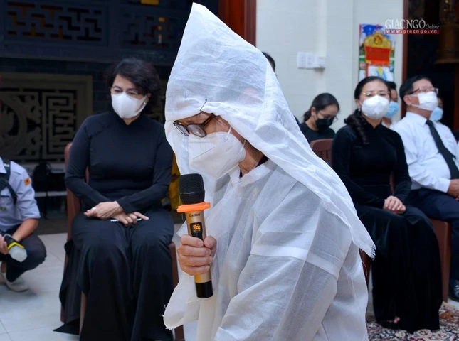 Chị Tống Hồ Thị Khánh Huy đã đọc lời tưởng niệm tiễn biệt người cha thương kính