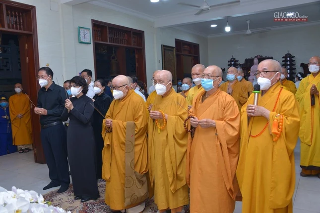 Chư tôn đức giáo phẩm, lãnh đạo Mặt trận Thành phố đã niêm hương tưởng niệm, tiễn biệt Nhân sĩ, Cư sĩ Tống Hồ Cầm