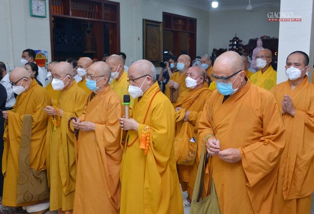 Niêm hương tưởng niệm trước giờ di quan