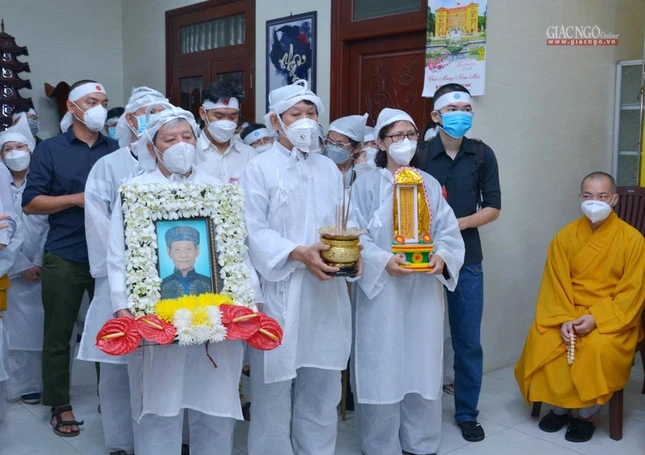 Hiếu quyến cung thỉnh di ảnh, linh vị, bát hương rời Linh đường chùa Hải Quang